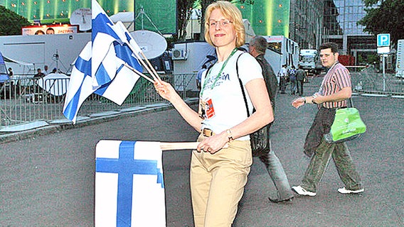 Finnland-Unterstützerin verteilt Flaggen ihres Favoriten © NDR Foto: Rolf Klatt