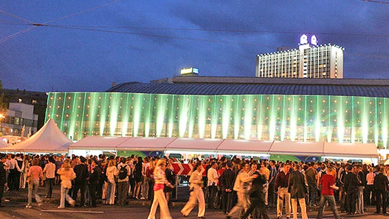 Menschenansammlung vor der Veranstaltungshalle in Kiew © NDR Foto: Rolf Klatt