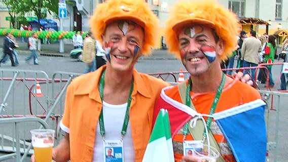 Holland- und Irland-Fan beim gemeinsamen Bier © NDR Foto: Rolf Klatt