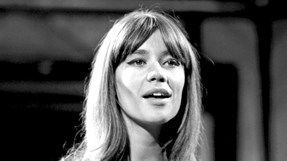 Francoise Hardy bei einem Auftritt im Jahre 1964. Sie belegte 1963 für Monaco den 5. Platz beim Grand Prix © Picture Alliance 