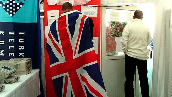 Fan mit einer Fahne Großbritanniens © NDR Online Foto: B. Meier