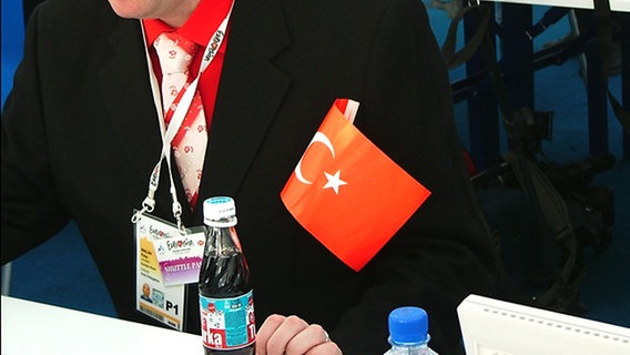 Ein Mann  mit einer türkischen Fahne an der Jacke © NDR Online Foto: B. Meier