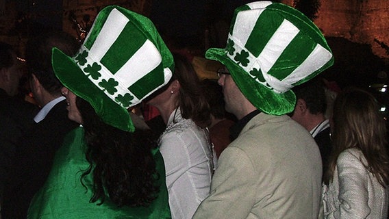 Für die Iren können die Hüte gar nicht auffallend genug sein. © NDR Online Foto: B. Meier