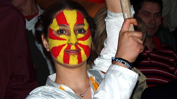 Während sich die Mazedonier ihre Landesfarben lieber ins Gesicht malen. © NDR Online Foto: B. Meier