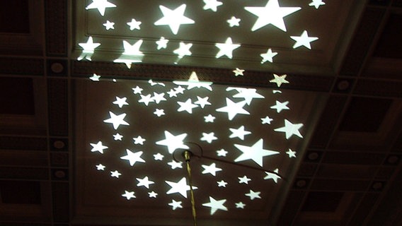 Sterne an der Decke des Konsulats. © NDR Online Foto: B. Meier
