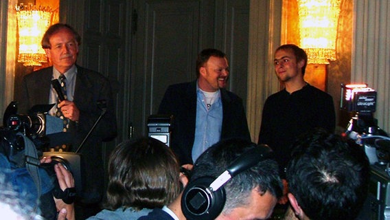 Der deutsche Generalkonsul Reiner Möckelmann wartete bereits auf Max und Stefan Raab. © NDR Online Foto: B. Meier