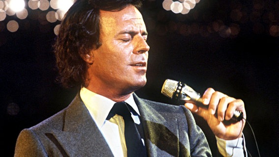 Der spanische Sänger Julio Iglesias während eines Auftritts im Mai 1982 in Deutschland. © picture alliance Foto: Martin Athenstädt