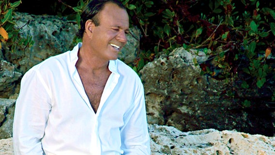 Julio Iglesias auf einem Promobild zur Veröffentlichung seines Albums "Romantic Classics" von 2006 © © radical.media 