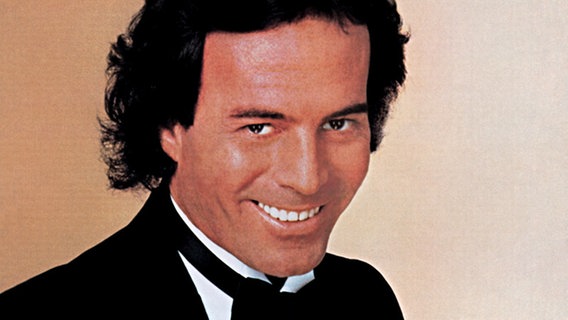 Der Sänger Julio Iglesias auf dem Cover seines ersten englischsprachigen Albums von 1984, 1100 Bel Air Place, auf dem der Spanier mit Willie Nelson den Hit "To all the Girls I Loved Before" sang. © © Sony BMG 