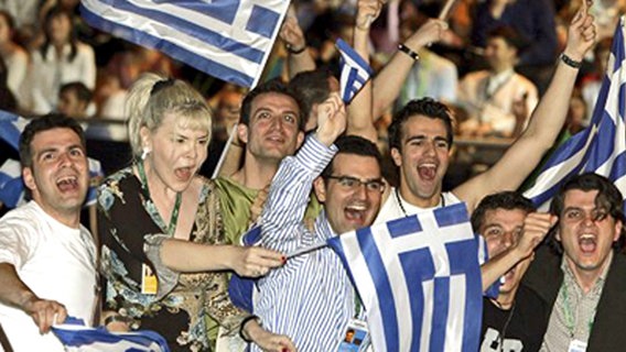 Die griechischen Fans feiern Helenas Sieg  