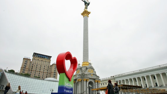 Der Maidan in Kiew mit seiner Freiheitsstatue und dem ESC-Logo von 2005 © NDR / Rolf Klatt Foto: Rolf Klatt