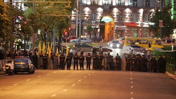 Polizisten in Kiew bewachen eine Sicherheitszone für den ESC 2005 © NDR / Rolf Klatt Foto: Rolf Klatt