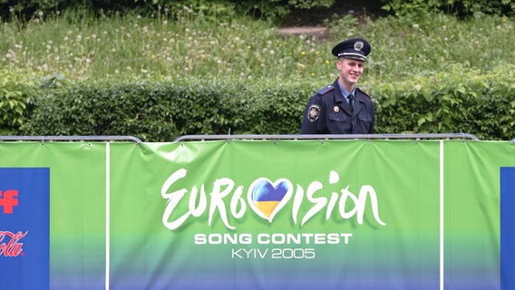 Ein Polizist hinter einem Absperrgitter beim ESC 2005 © NDR / Rolf Klatt Foto: Rolf Klatt