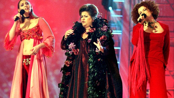 Lesley, Joy und Brigitte beim deutschen Vorentscheid 2001 © dpa Foto: Rainer Jensen