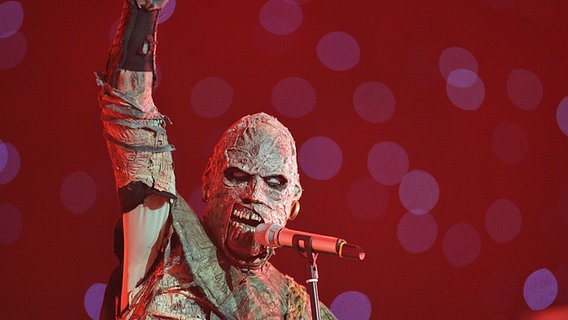 Lordi singen mit vollem Körper- und Kostümeinsatz © NDR Foto: Rolf Klatt