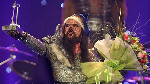 Der Sänger von Lordi hält die Sieger-Trophäe in die Höhe © AP 