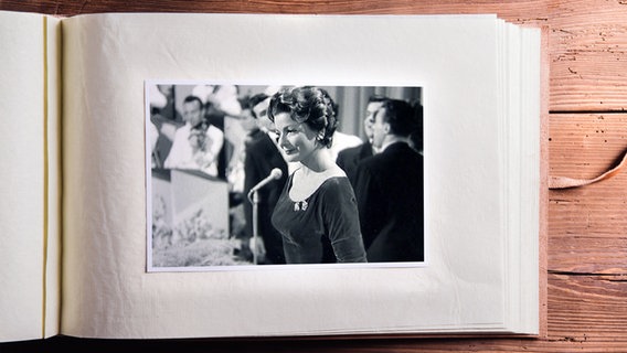 Lys Assia beim Grand Prix d'Eurovision 1956 in ein Fotoalbum montiert. (Bildmontage) © Hintergrund: fotolia.com Foto: Hintergrund: Halfpoint