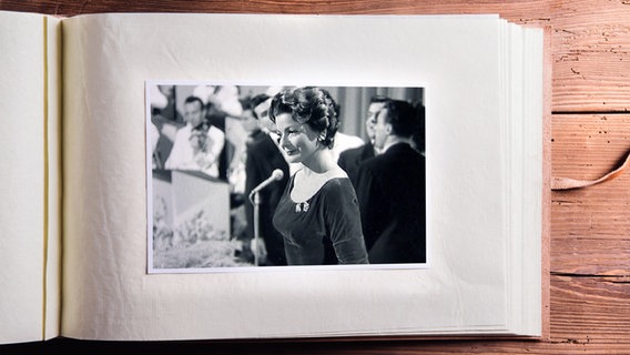 Lys Assia beim Grand Prix d'Eurovision 1956 in ein Fotoalbum montiert. (Bildmontage) © NDR/ fotolia.com Foto:  Halfpoint