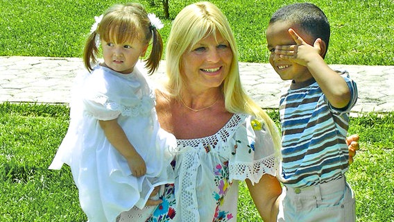 Marlène Charell in Venezuela mit den Kindern des SOS-Kinderdorfes © SOS-Kinderdorf e.V. 