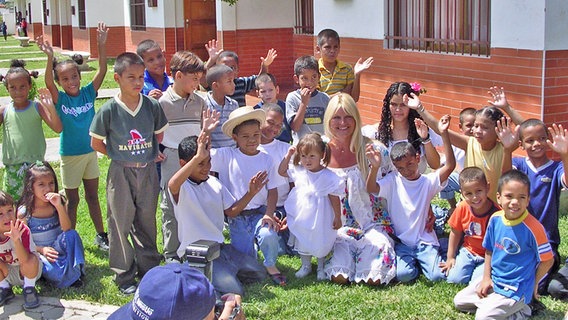 Marlène Charell in Venezuela mit den Kindern des SOS-Kinderdorfes © SOS-Kinderdorf e.V. 
