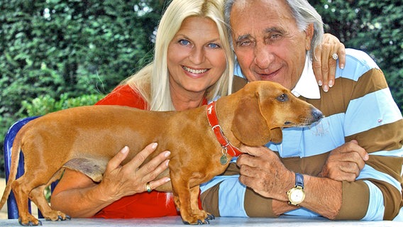 Die Entertainerin Marlene Charell und ihr Ehemann Roger Pappini posieren mit Kurzhaardackel Max © picture alliance Foto: Horst Ossinger