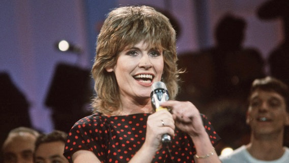 Mary Roos 1984 beim Vorentscheid für den Grand Prix d'Eurovision in München. © dpa Foto: Istvan Bajzat