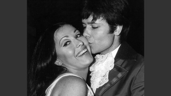 Der zweitplatzierte Cliff Richard küsst die spanische Siegerin Massiel beim ESC 1968. © UPI 