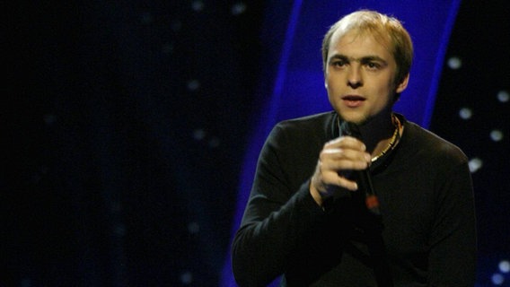 Max Mutzke am 12. Mai bei der Generalprobe beim ESC 2004 in Istanbul. © dpa Foto: Jochen Luebke