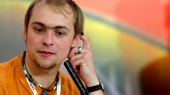 Max bei der Pressekonferenz während der Proben zum ESC Finale 2004. © dpa Foto: Kerim Okten