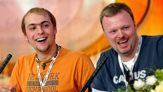 Max und Stefan Raab bei der Pressekonferenz während der Proben zum ESC Finale 2004. © dpa Foto: Kerim Okten