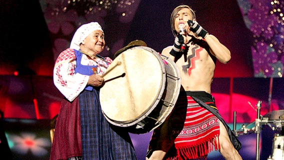 Zdob si Zdub mit ihrer trommelnden Großmutter © NDR Foto: Rolf Klatt