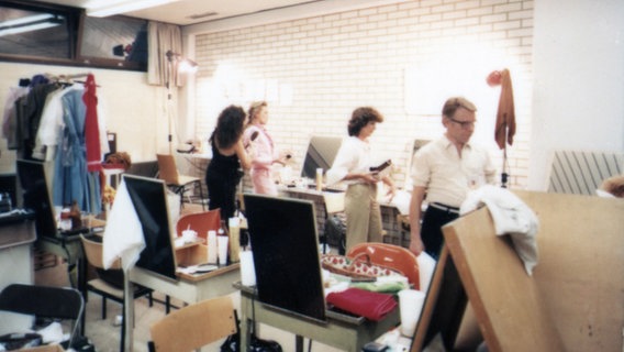 ESC 1983 in München: Die Garderobe der Teilnehmer. Im Hintergrund verpasst eine Stylistin der Frisur von Corinne Hermès den letzten Schliff. © BR Foto: Sessner
