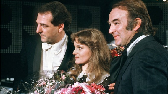 Sängerin Nicole nach ihrem Sieg in Harrogate mit Ralph Siegel (links) und einer nicht indentifizierten Person Sängerin Nicole nach ihrem Sieg in Harrogate mit Ralph Siegel (links) und einer nicht indentifizierten Person © dpa - Bildarchiv Foto: Frank Mächler