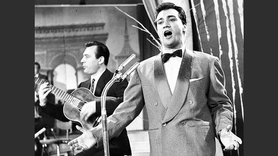Der Italiener Nunzio Gallo während seines Auftritts beim Grand Prix d'Eurovision 1957  