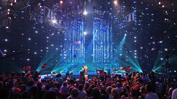 Lena Meyer-Landrut präsentiert ihren Gewinner-Song "Satellite" im Finale des Eurovision Song Contestes 2010 in Oslo. © Rolf Klatt / WireImage Foto: Rolf Klatt