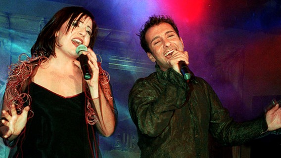 Alexandros Panayi und Christina Argyri (Voice) beim Eurovision Song Contest 2000 © dpa 