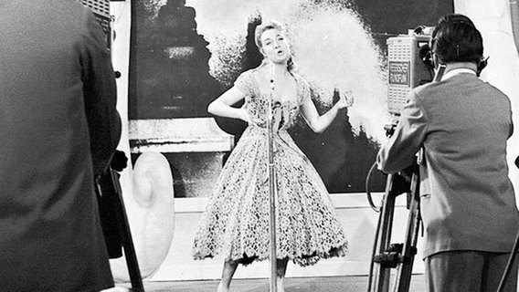 Die Französin Paule Desjardins während ihres Auftritts beim Grand Prix d'Eurovision 1957  