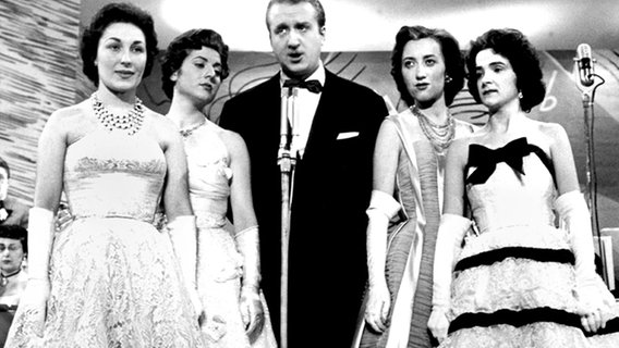 Luciana Gonzales,Tonina Torrielli, Ugo Molinari, Franca Raimondi und Clara Vincenzi (v.l.n.r.) beim San Remo Festival 1956. © dpa 