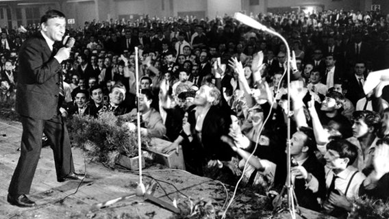 Renato Rascel 1965 bei einem Auftritt in Frankfurt vor italienischen Gastarbeitern. Der Sänger trat 1960 für Italien beim ESC an. © dpa 