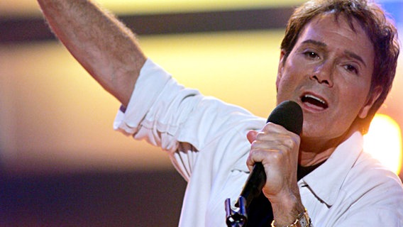 Cliff Richard 2005 im Konzert in Deutschland in der ARD-Show "Deutschlands größte Hits - Das Beste aus 50 Jahren". © picture alliance Foto: Patrick Seeger