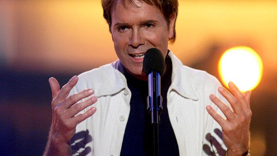 Cliff Richard 2005 im Konzert in Deutschland in der ARD-Show "Deutschlands größte Hits - Das Beste aus 50 Jahren". © picture alliance Foto: Patrick Seeger