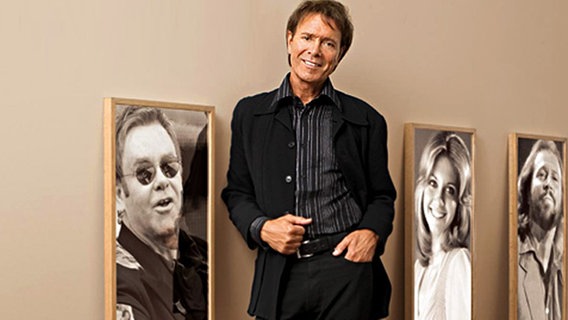 Cliff Richard auf dem Albumcover seiner Duett-Platte "Two's Company". Darauf singt er mit Künstlern wie Olivia Newton John, Elton John und Brian May Hits aus der Popgeschichte. © EMI Music 