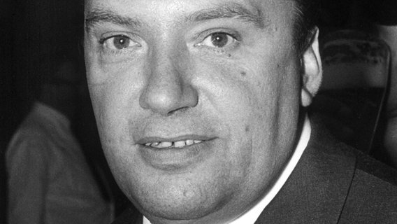 Vor seiner Karriere als Wirt der Sendung "Zum Blauen Bock" hatte der damals noch sehr junge Heinz Schenk einen seiner ersten TV-Auftritte 1961 als Moderator des deutschen Vorentscheids für den ESC im französischen Cannes. © picture alliance 
