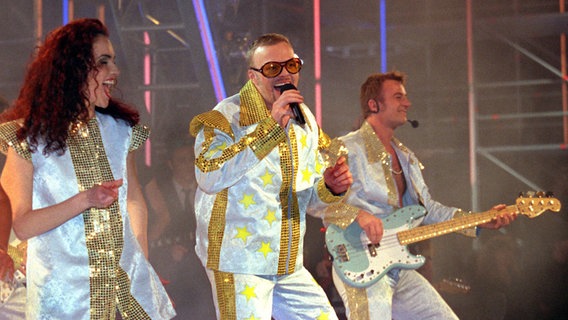 Stefan Raab beim Grand Prix d'Eurovision 2000 Stefan Raab beim Grand Prix d'Eurovision 2000 © picture-alliance / dpa Foto: Ingo Wagner