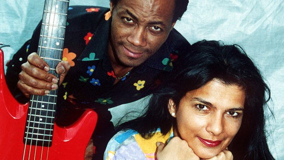 Das Popduo "Stone & Stone", Cheyenne und Glen Pennistin, posiert 1995 im Haus am Starnberger See. Das Popduo "Stone & Stone" startet mit dem Lied "Verliebt in Dich" in Irlands Hauptstadt Dublin beim Grand Prix d' Eurovision de la Chanson für Deutschland. © picture-alliance/ dpa Foto: Istvan Bajzat