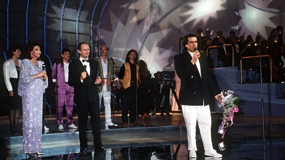 Toto Cutugno singt 1990 beim Grand Prix noch einmal seinen Siegertitel. Er belegt für Italien den 1. Platz © picture-alliance / dpa Foto: Michael Vastag