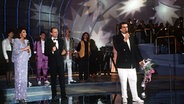Toto Cutugno singt 1990 beim Grand Prix noch einmal seinen Siegertitel. Er belegt für Italien den 1. Platz © picture-alliance / dpa Foto: Michael Vastag