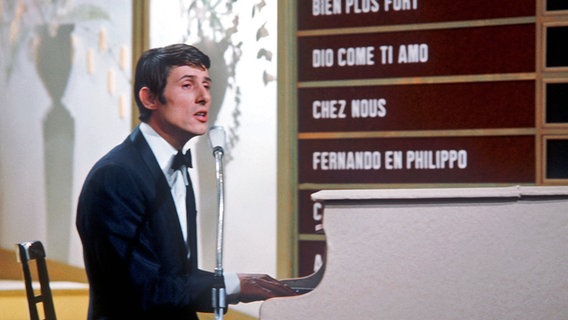 Udo Jürgens 1966 beim Grand Prix am Klavier. © Picture Alliance/dpa Foto: Heinz Ducklau