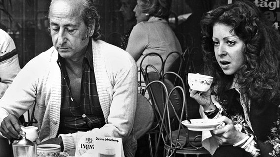 Vicky Leandros mit ihrem Vater1975 © dpa Foto: Heinz Wieseler