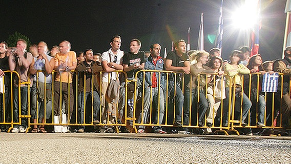 Hinter der Absperrung warten die Fans auf die Stars © NDR Foto: Rolf Klatt